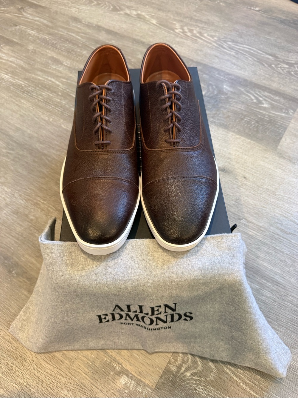 Allen Edmonds Brown Pebbled Leather Cap-Toe Lace-Up Shoes with White Sole